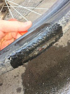 自転車後輪タイヤ穴空き